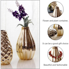 Goldene, schlichte Keramikvase, kleiner Pflanztopf, schicke, kreative Schreibtischdekoration.