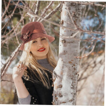 Cappello da sole da donna in lino traspirante con ampia tesa decorativa e protezione UV.