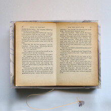 Verstellbare Buchhülle aus handgefertigtem Satin in Löwenzahnblau (A5)