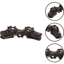 Punapuusta veistetty kalligrafiakynäteline, pähkinäpuinen pohja, kaksipäinen sivellinkynän pidike