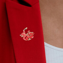 Vintage Chinese drakenbroche van rood metaal, geschikt voor heren- en damespakken.