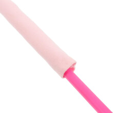 Praktisch en gemakkelijk schoon te maken reinigingsstaafje voor fluiten, roze plastic pluizenverwijderaar.