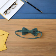 Set di accessori per abito verde scuro da uomo: papillon e fascia in vita, fazzoletti da taschino per matrimoni, feste e celebrazioni.