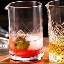 Mezclador de bebidas de vidrio de 700 ml con diseño de pico de águila, base engrosada y forma redonda, fácil de usar.