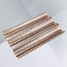 Gyllen brødform i nonstick-belegg i karbonstål med perforert design med 3 spor