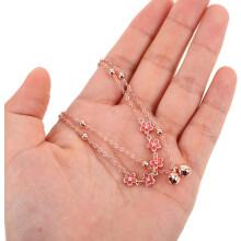 Cavigliera a doppio strato con campanellino per donna, leggera e regolabile, con motivo a fiore di pesco.