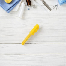 Lápiz de tiza borrable para costura con tapa protectora, bolígrafo de tiza amarilla recargable para marcar telas.