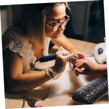 Handkissen mit Herzmotiv für Nagelkunst, schwarzes halbrundes Maniküre-Handkissen