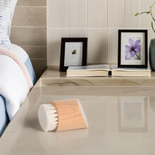 Cepillo de limpieza facial con cerdas suaves para la limpieza de la piel. Herramienta exfoliante facial manual con mango de madera.