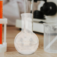 Glazen kolf voor laboratorium- en wetenschappelijke experimenten. Geschikt voor gebruik in een scheikundelab.