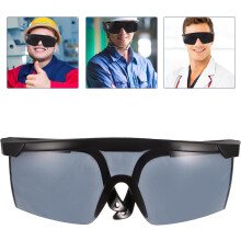 Schutzbrille mit schwarzem Rahmen, grauen Gläsern und IPL-Augenschutz