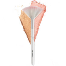 wet n wild Fan Brush, Synthetic Polymax Fibers for Versatile Blending, Ergonomic Handle for Comfortable Control-Fan