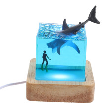 Luminária noturna de baleia em resina, alimentada por USB.
