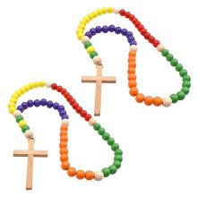 Guirlande de perles en bois avec pendentif croix 55 cm
