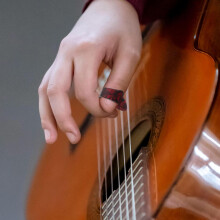 10 plettri per chitarra piatti, in celluloide PE, comodi da impugnare, dal design ergonomico.