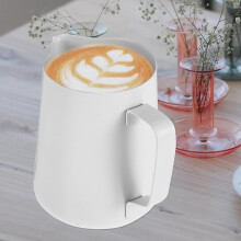 Koffiemelkschuimer van 600 ml van roestvrij staal met antiaanbaklaag en soepel ontwerp.