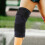 Verstellbare schwarze elastische Kniebandage mit Schultergurt 3