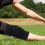 Verstellbare schwarze elastische Kniebandage mit Schultergurt 4