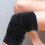 Verstellbare schwarze elastische Kniebandage mit Schultergurt 6