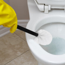 Wandmontierte Toilettenbürste für vielseitige Anwendung mit Griff und weichen Borsten