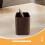 Poubelle rectangulaire brune avec couvercle basculant, en polypropylène, compacte et stable. 3