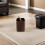 Poubelle rectangulaire brune avec couvercle basculant, en polypropylène, compacte et stable. 4