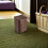 Poubelle rectangulaire brune avec couvercle basculant, en polypropylène, compacte et stable. 7