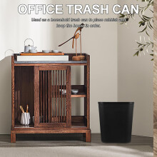 Papelera rectangular de plástico negro, lavable y de gran capacidad. Diseño elegante y sencillo.