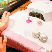 Manicure met siliconen stempel voor het maken van nail art patronen.