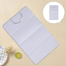 Opvouwbare, draagbare strijkplank met warmte-isolerende mat en stabiele accessoires.