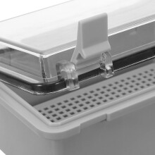 Stroomkast voor buiten, elektrische aansluitdoos met kunststof snoerconnectoren voor installatie van een stroomverdeelkast buitenshuis.
