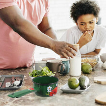 Vintage emaille waterlepel met ergonomische handgreep, kleine kookpot voor water en fruit.