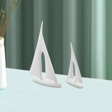 2 weiße Segelboot-Modell-Dekorationsfiguren aus Kunstharz für nautische Tischdekoration im minimalistischen Design