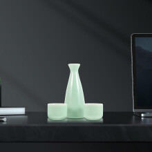 Service à saké japonais en céramique avec bouteille et tasses, couleur vert clair