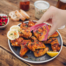 12 rote Esszangen aus robustem Kunststoff – ideal für Fingerfood und zum Händewaschen.