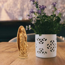 Goldene Harzstatue der Anmut – Ruhige, andächtige Figur – Sorgfältig gefertigt – Beruhigende Inspiration
