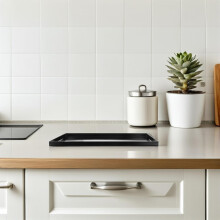 Plaques de cuisson rectangulaires en émail noir antiadhésif, à servir sur un plateau ou un plat à biscuits.
