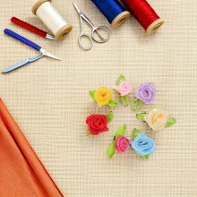 250 mini rose di nastro con foglie, piccole teste di fiori in tessuto satinato per applicazioni di cucito fai da te.