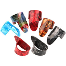 Ensemble de 7 médiators en plastique de couleurs assorties pour guitare, convenant à la plupart des doigts et indéformables.