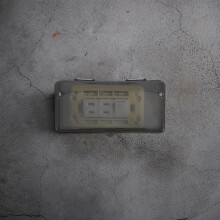 Waterdichte elektrische buitendoos met 8 kabeldoorvoeren en weerbestendige opberghoes voor verlengsnoeren.