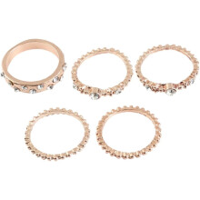 Set aus 5 stapelbaren Ringen in Roségold mit Strassbesatz, Größe 10. Zarte Fingerringe für Damen, stilvoller Schmuck für jeden Anlass.