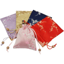 Set di 5 sacchetti portagioie in broccato 12x15 cm, multicolore, con motivo a fiori di pruno, adatti anche come portamonete.