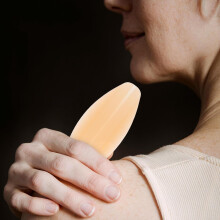 2 almohadillas antideslizantes de silicona para correas de hombro, cómodas y con soporte suave para correas de mujer.