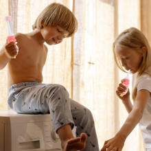 2 extraweiche Zahnbürsten für Jungen und Mädchen, niedliche Handzahnbürsten für Kinder ab 18 Jahren, ergonomisches Design, runder Bürstenkopf