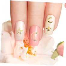 Nagelversieringen: gouden bedeltjes met maan en ster, doe-het-zelf pailletten nagelstickers.