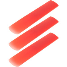 3 synthetische altsaxofoonrietjes van rood harsmateriaal met veelzijdige compatibiliteit en nauwkeurige stemming.
