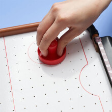 Airhockey puck- en pusherset: 2 rode pushers van 76 mm, 4 rode pucks van 51 mm en 2 vilten hoesjes.