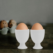 Lot de 6 coquetiers en céramique blanche fine porcelaine.