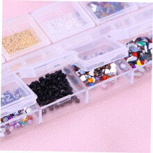 Coffret de 4 strass et cristaux pour nail art, idéal pour vos projets de décoration et de nail art.