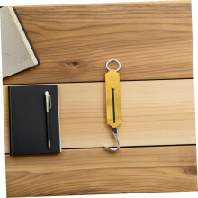 3 bilance meccaniche portatili da appendere, ideali per viaggi, bagagli, cucina, pesatura di alimenti e decorazioni in stile rustico.